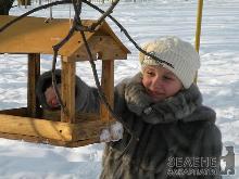 На Рахівщині "Годівничка" допомагає зимуючим птахам